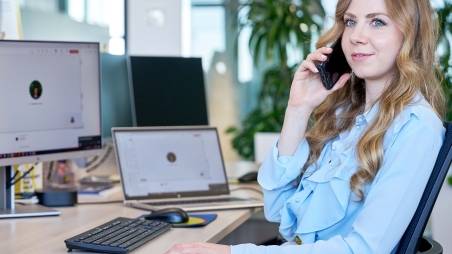 Collega al telefono in ufficio