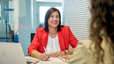 Collega donna in sala riunioni