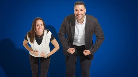 uomo e donna che scherzano insieme