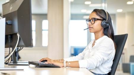 Collega al telefono