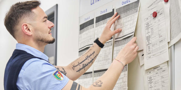 store manager guarda bacheca turni di lavoro